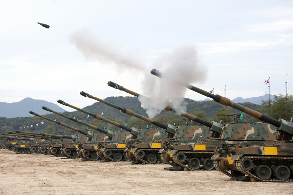  21일 강원 철원군 문혜리 훈련장에서 호국훈련의 일환으로 열린 실사격 훈련에서 육군 8사단의 K9A1자주포가 포탄을 발사하고 있다. 이날 훈련은 남한강을 사이에 두고 대치한 수기사단(공격부대·청군)과 8기동사단(방어부대·황군)이 본격적인 교전에 돌입하기 전 포병화력으로 상대의 전투력을 최대한 파괴 및 저하시키고자 포병사격을 전투상황과 연계해 진행했다. 2024.10.21 연합뉴스