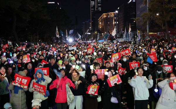 7일 오후 서울 여의도 국회 앞에서 열린 '내란죄 윤석열 퇴진! 국민주권 실현! 사회대개혁! 범국민촛불대행진'에서 참가자들이 춤을 추고 있다. 2024.12.8. 연합뉴 ㅜ