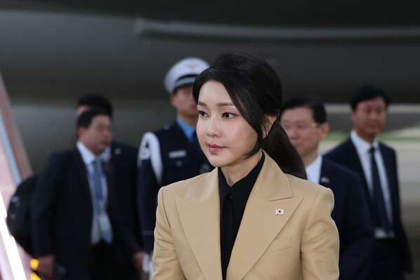 윤석열 대통령의 체코 방문에 동행했던 김건희 씨가 22일 성남 서울공항으로 귀국하고 있다. 2024.9.22