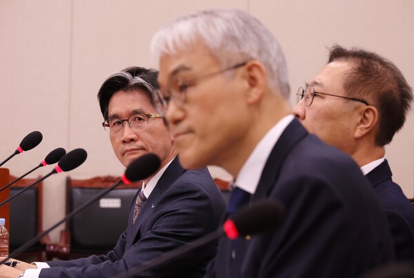 오동운 공수처장(왼쪽)이 9일 오후 국회 법제사법위원회 전체회의에 출석해 의원질의에 답변하는 천대엽 법원행정처장(가운데)을 바라보고 있다. 2024.12.9 연합뉴스.