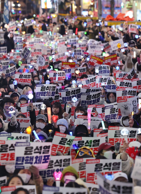 8일 오후 부산 서면 젊음의거리 일대에서 열린 윤석열즉각퇴진부산시민대회에서 참가자들이 구호를 외치고 있다. 주최 측(윤석열정권 퇴진 비상부산행동) 추산 1만여명의 시민들이 거리를 가득 메웠다. 2024.12.8. 연합뉴스