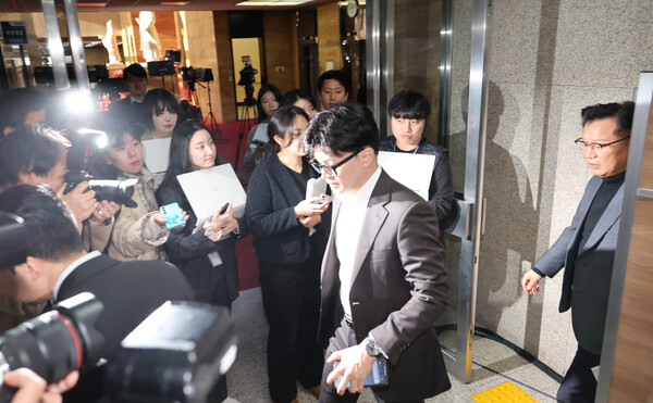 국민의힘 한동훈 대표와 정국 안정화 태스크포스(TF) 위원장 이양수 의원이 10일 오전 서울 여의도 국회 당 대표실로 들어가고 있다. 2024.12.10. 연합뉴스