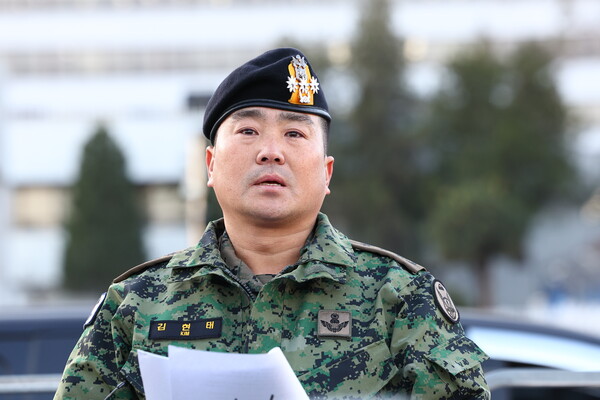 제707특수임무단장 김현태 대령이 9일 오전 서울 용산구 국방부 전쟁기념관 앞에서 기자회견을 하고 있다. 제707특수임무단은 지난 3일 밤 비상계엄 사태 당시 국회 진입을 위해 투입됐다. 2024.12.9. 연합뉴스