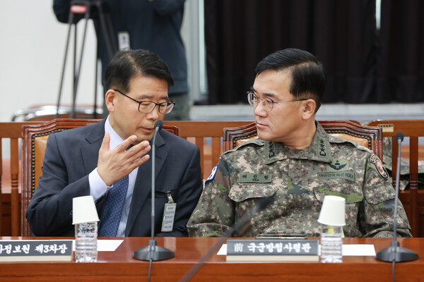 윤오준 국가정보원 제3차장(왼쪽)과 여인형 전 국군방첩사령관이 7일 오전 서울 여의도 국회에서 열린 정보위원회 전체회의를 앞두고 대화를 나누고 있다. 2024.12.7. 국회사진기자단