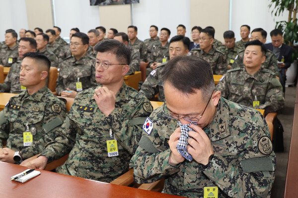 10일 오후 국회 국방위원회 전체회의에서 이상현 1공수여단장(오른쪽)을 비롯한 군 장성들이 계엄 당시 군에 대한 질타가 이어지자 침통한 표정을 짓고 있다. 2024.12.10. 연합뉴스