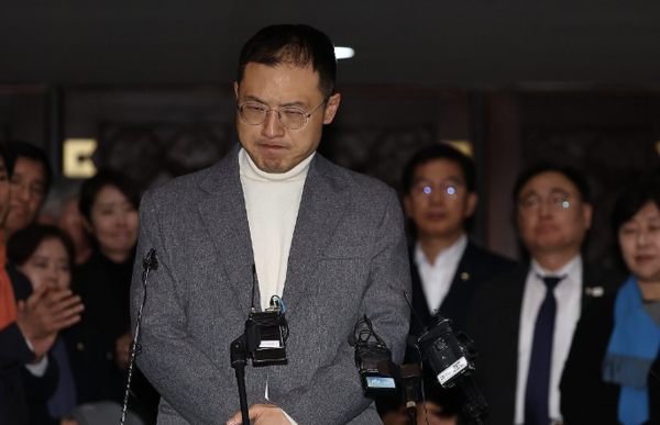 국민의힘 김상욱 의원이 7일 오후 국회 본회의에서 윤석열 대통령의 탄핵소추안에 대해 투표한 뒤 로텐더홀에서 울먹이며 입장을 밝히고 있다. 2024.12.7 연합뉴스