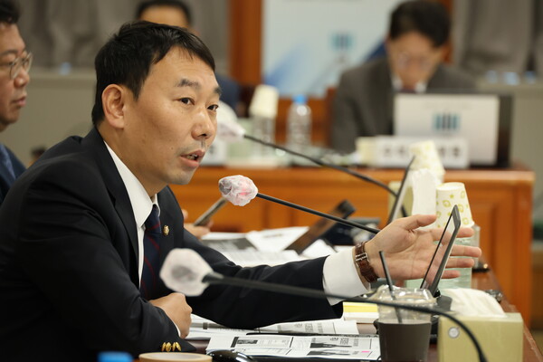 더불어민주당 김용민 의원이 17일 오후 대전 서구 대전고등검찰청에서 열린 국회 법제사법위원회의 대전고검·지검, 청주지검, 광주고검·지검, 전주지검, 제주지검 등에 대한 국정감사에서 질의하고 있다. 2024.10.17. 연합뉴스