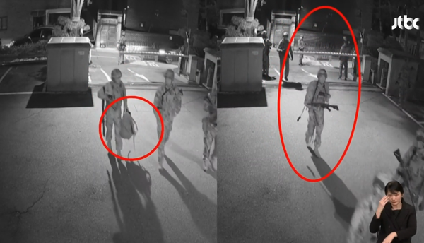 4일 새벽 중앙선관위 과천 청사 등에 투입된 계엄군들이 뭔가를 손에 들고 선관위 청사를 나오고 있다. JTBC방송 화면 갈무리