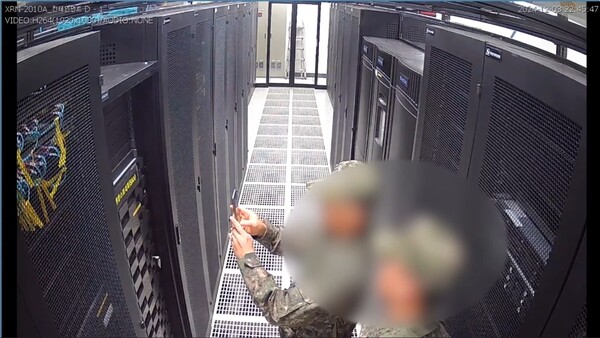 계엄 내란 직후 중앙선관위 서버실에 침입해 특정 서버들을 찾아 사진 촬영을 하는 정보사 고 모 대령. (국회 행정안전위원회)