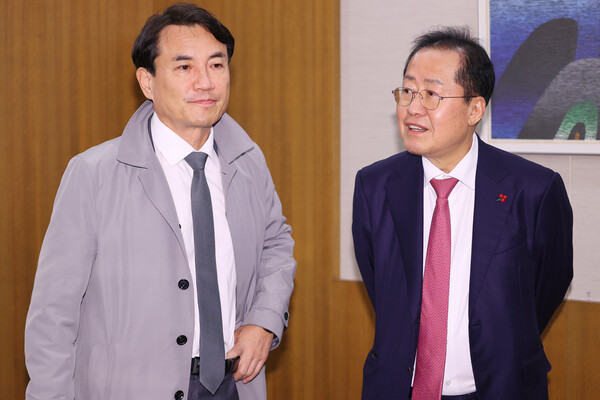 홍준표 대구시장(오른쪽)과 김진태 강원도지사가 6일 오후 서울 중구 프레스센터에서 열린 국민의힘 시·도지사협의회 긴급 회의에서 대화를 나누고 있다. 2024.12.6. 연합뉴스