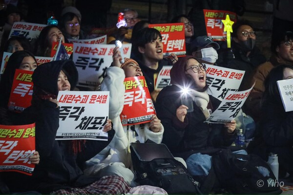 윤석열 탄핵 촛불집회에 참가한 시민들이 구호를 외치고 있다. 사진 이호 작가