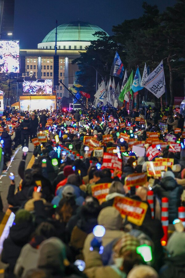 10일 오후 서울 영등포구 국회 앞에서 윤석열 대통령 탄핵을 촉구하는 촛불집회가 열리고 있다. 2024.12.10. 연합뉴스