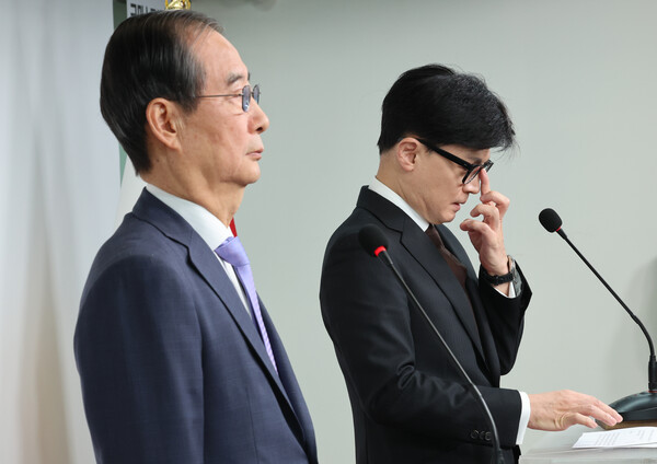 한덕수 국무총리와 국민의힘 한동훈 대표가 8일 오전 서울 여의도 국민의힘 당사에서 국정 수습 방안을 담은 공동 담화문을 발표하고 있다. 2024.12.8 연합뉴스