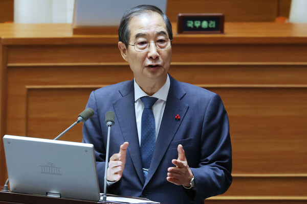 한덕수 국무총리가 11일 오후 국회 본회의에서 진행된 '윤석열 대통령 위헌적 비상계엄 선포 내란행위 관련 긴급현안질문'에서 답변하고 있다. 2024.12.11. 연합뉴스