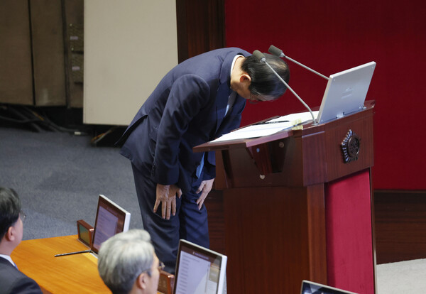 한덕수 국무총리가 11일 오후 '윤석열 대통령 위헌적 비상계엄 선포 내란행위 관련 긴급 현안질문'이 진행되는 국회 본회의에서 고개숙여 사과하고 있다. 2024.12.11. 연합뉴스