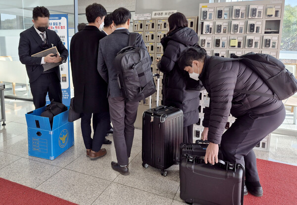 경찰 국가수사본부(국수본) 관계자들이 8일 오전 '12·3 비상계엄 사태'를 주도한 것으로 지목된 김용현 전 국방부 장관의 집무실을 압수수색하기 위해 서울 용산 국방부 청사로 들어가고 있다. 2024.12.8. 연합뉴스
