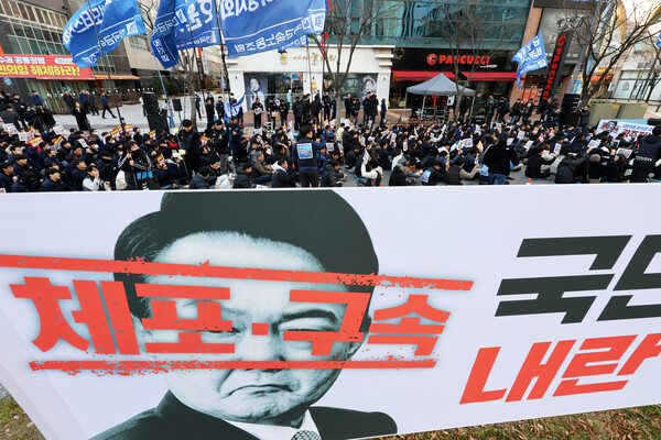 11일 오후 광주 서구 치평동 국민의힘 광주시당 앞에서 열린 금속노조 광주전남지부 총파업대회에서 조합원들이 윤석열 즉각 탄핵ㆍ구속을 촉구하는 구호를 외치고 있다. 2024.12.11. 연합뉴스