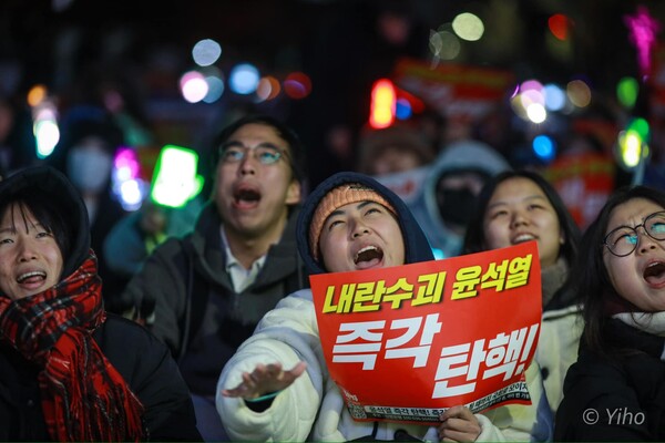 지난 10일 서울 여의도 국회 앞에서 윤석열 탄핵 촉구 집회에 참여한 2030 청년들의 모습. 이호 작가 사진