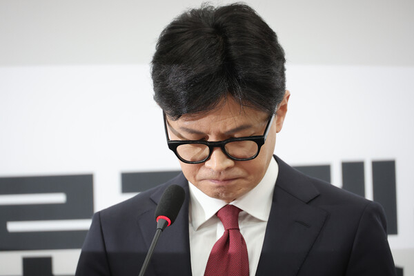 국민의힘 한동훈 대표가 12일 오전 서울 여의도 국회에서 윤석열 대통령 탄핵과 관련한 긴급 기자회견을 하고 있다. 2024.12.12. 연합뉴스