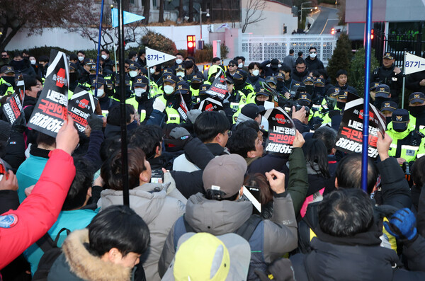 전국민주노동조합총연맹(민주노총) 조합원 등 시민들이 12일 오후 서울 용산구 한남동 대통령 관저 입구에서 윤석열 대통령 탄핵, 국민의힘 해체를 촉구하는 시위를 벌이고 있다. 2024.12.12. 연합뉴스
