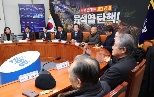 더불어민주당 이재명 대표를 비롯한 야5당 대표와 '윤석열 즉각퇴진·사회 대개혁 비상행동' 대표들이 13일 오전 서울 여의도 국회에서 연석회의를 하고 있다. 2024.12.13 연합뉴스