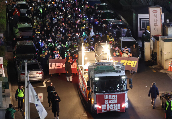 12일 오후 서울 영등포구 국민의힘 당 사무실 앞에서 열린 윤석열 대통령 탄핵 촉구 촛불 집회 행진에 참석한 시민들이 응원봉을 흔들며 구호를 외치고 있다. 2024.12.12 연합뉴스