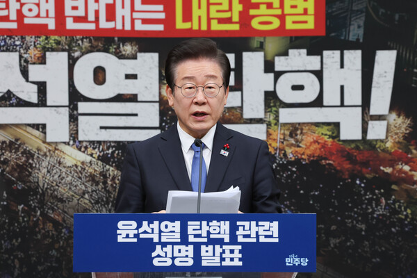 더불어민주당 이재명 대표가 13일 오전 서울 여의도 국회에서 윤석열 대통령에 대한 탄핵소추안 가결을 촉구하는 성명을 발표하고 있다. 2024.12.13. 연합뉴스