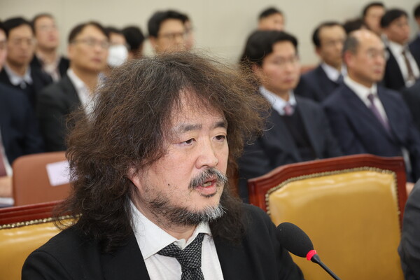 13일 서울 여의도 국회에서 12·3 비상계엄에서의 국가기간방송 KBS 및 관계기관의 역할 등에 대한 현안질의 등을 위해 열린 과학기술정보방송통신위원회 전체회의에서 방송인 김어준 씨가 질의에 답변하고 있다. 2024.12.13. 연합뉴스