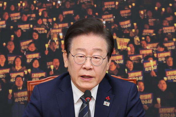 윤석열 대통령 탄핵소추안 본회의 표결일인 7일 오전 더불어민주당 이재명 대표가 서울 여의도 국회에서 열린 내외신 기자간담회에서 질문에 답하고 있다. 2024.12.7. 연합뉴스