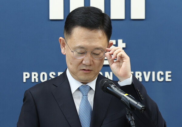 박세현 검찰 비상계엄 특별수사본부 본부장(서울고검장)이 8일 오후 서울 서초구 서울고검 기자실에서 수사 관련 브리핑에 참석해 안경을 고쳐 쓰고 있다. 2024.12.8 연합뉴스.