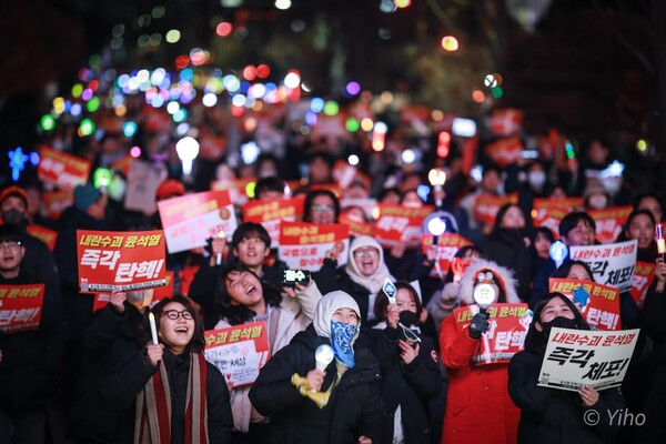 12월11일 저녁 서울 여의도 국회 앞에서 시민들이 촛불집회를 열고 윤석열 탄핵과 즉각체포를 요구하고 있다. 이호 작가 사진. 