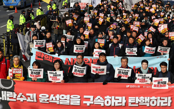 전국민주노동조합총연맹(민주노총) 등 단체 회원들이 12일 오후 서울 종로구 세종대로에서 윤석열 대통령 탄핵, 국민의힘 해체를 촉구하며 행진하고 있다. 2024.12.12. 연합뉴스