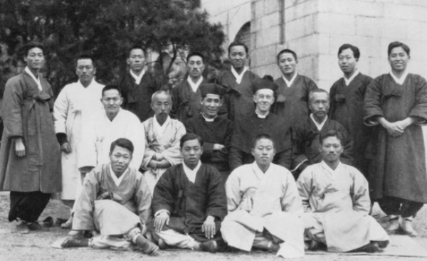 광복 후 귀국한 세실 주교(둘째줄 가운데)가 성공회 서울대성당 앞에서 사제 및 신도들과 기념촬영을 하고 있다. 세실 주교 바로 오른쪽 옆이 차드웰 보좌주교다.(대한성공회)