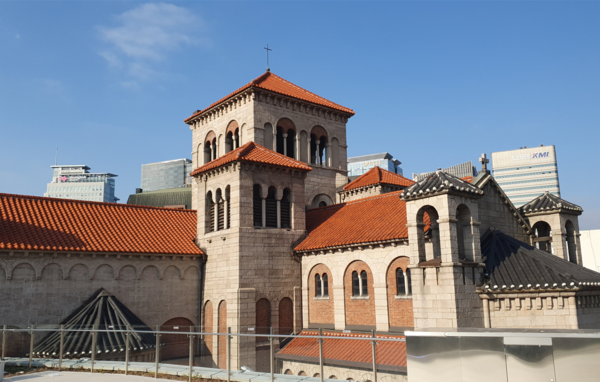 세실극장 옥상 누리마루에서 본 성공회 건물. 사모지붕의 종탑이 손에 잡힐 듯 가까이 보인다. 이희용 사진.