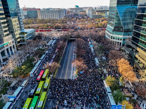 14일 오후 서울 영등포구 여의도 국회 일대에 열린 윤석열 대통령 탄핵 촉구 집회에 참석하기 위해 시민들이 국회 쪽으로 이동하고 있다. 2024.12.14. 연합뉴스