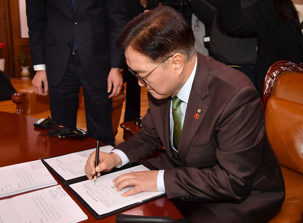 윤석열 대통령에 대한 탄핵소추안 표결이 가결된 14일 오후 서울 여의도 국회에서 우원식 국회의장이 탄핵소추의결서에 서명하고 있다. 2024.12.14 [국회사진기자단] 연합뉴스