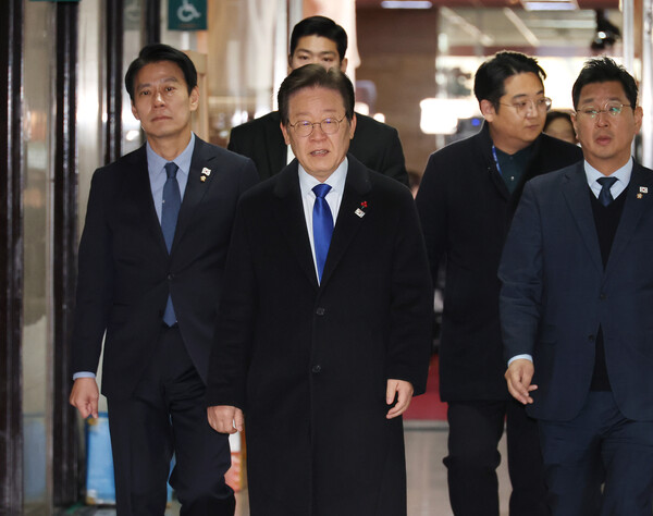더불어민주당 이재명 대표가 14일 오전 국회에서 열린 비공개 최고위원 회의에 참석하고 있다. 2024.12.14 연합뉴스