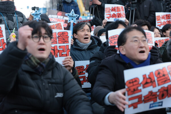 14일 서울 여의도 국회 앞에서 조국 전 대표 등 조국혁신당 의원들이 윤석열 대통령 탄핵 촉구 집회를 하고 있다. 2024.12.14. 연합뉴스
