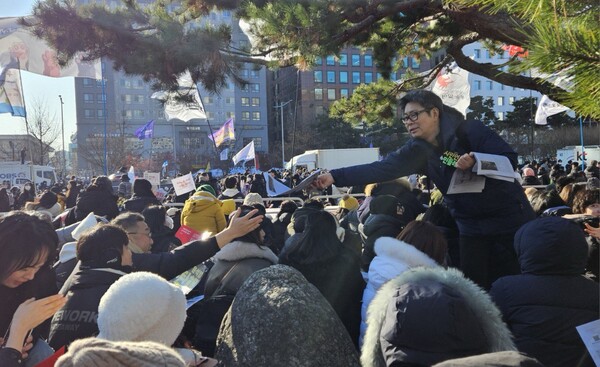 14일 서울 여의도 국회 앞에서 시민언론 민들레 관계자가 민들레 호외를 배포하고 있다. 2024. 12. 14. 시민언론 민들레 