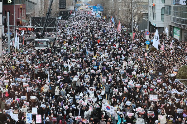 윤석열 대통령에 대한 두 번째 탄핵소추안이 국회 표결에서 가결된 14일 오후 광주 동구 금남로에서 '윤석열 정권 즉각 퇴진 광주비상행동'의 집회 참석자들이 환호하고 있다. 2024.12.14 연합뉴스