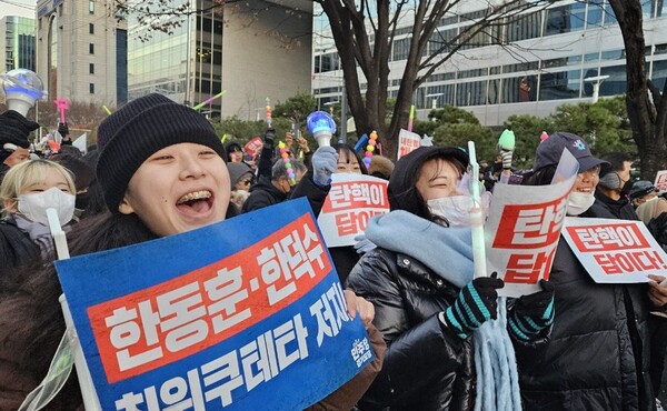 14일 윤석열 대통령에 대한 탄핵소추가 의결되자 국회 앞 시민들이 환호하고 있다. 시민언론 민들레