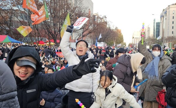 14일 윤석열 대통령에 대한 탄핵소추가 의결되자 시민들이 환호하고 있다. 시민언론 민들레