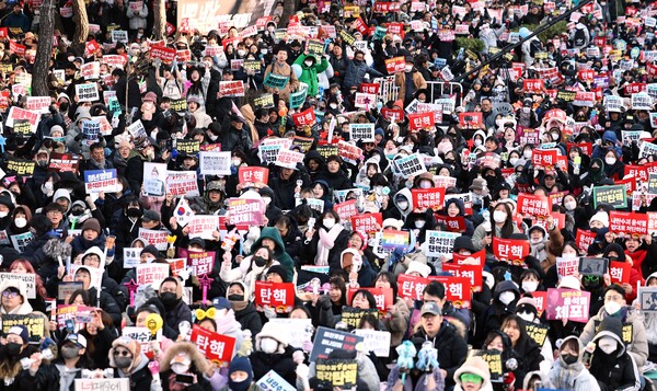 윤석열 대통령 탄핵소추안이 통과된 14일 서울 여의도 국회 앞에서 '윤석열 즉각 퇴진·사회대개혁 비상행동' 주최로 열린 촛불집회에 참가한 시민들이 환호하고 있다. 2024.12.14 연합뉴스