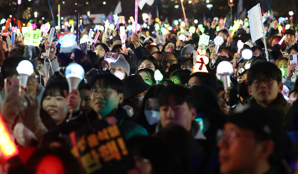 윤석열 대통령 탄핵소추안이 가결된 14일 서울 여의도 국회 앞에서 열린 촛불집회에서 시민들이 형형색색 응원봉을 들고 환호하고 있다. 2024.12.14 연합뉴스