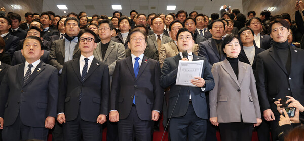 더불어민주당 이재명 대표와 박찬대 원내대표 등 의원들이 14일 오후 윤석열 대통령 탄핵소추안이 가결된 뒤 국회 본회의장을 나와 인사를 하기 전 발언하고 있다. 2024.12.14 연합뉴스