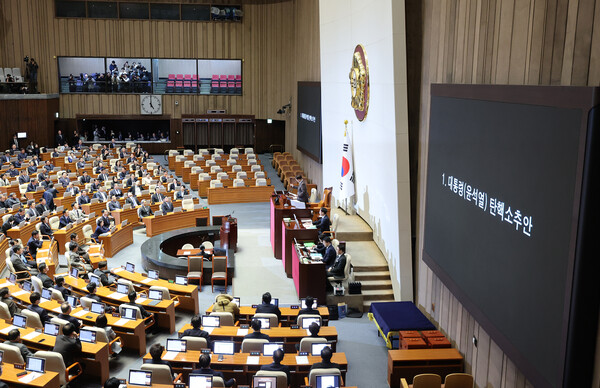 우원식 국회의장이 14일 오후 국회 본회의에서 윤석열 대통령 탄핵소추안에 대한 가결을 선포하고 있다. 2024.12.14 연합뉴스