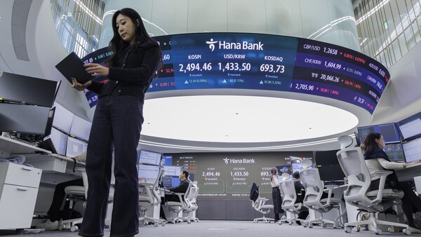  지난 13일 오후 서울 중구 하나은행 본점 딜링룸의 전광판에 이날 거래를 마감한 코스피와 코스닥 지수와 거래 중인 원/딜러 환율이 표시돼 있다. 2024. 12.13. 연합뉴스