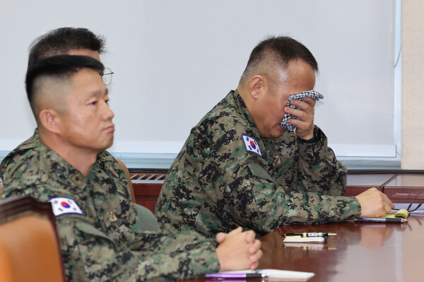 10일 국회 국방위 전체회의에 출석한 이상현 특전사 1공수여단장(오른쪽)이 눈물을 훔치고 있다. 2024.12.10. 연합뉴스 