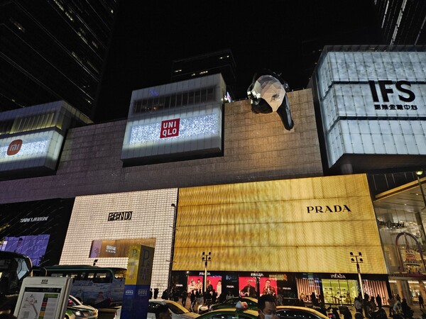 청두시내 글로벌 금융센터 외벽에 설치된 판다 조형물.   한윤정