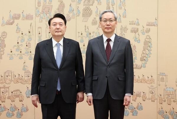 윤석열이 지난 3월 5일 서울 용산 대통령실 청사에서 엄상필 신임 대법관에게 임명장을 수여한 뒤 기념촬영을 하고 있다. 2024.3.5 연합뉴스.